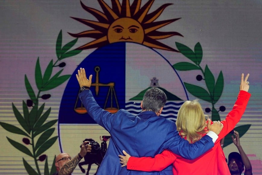 Uruguay's centre-left presidential candidate Yamandu Orsi and his running mate Carolina Cosse, react on stage following early results of the presidential election run-off between Orsi and the candidate of the ruling conservative coalition Alvaro Delgado, in Montevideo, Uruguay November 24, 2024. REUTERS/Mariana Greif Greif REFILE - CORRECTING ID FROM "ALVARO DELGADO, THE PRESIDENTIAL CANDIDATE OF THE RULING CONSERVATIVE COALITION" TO "URUGUAY'S CENTRE-LEFT PRESIDENTIAL CANDIDATE YAMANDU ORSI" AND REMOVING "CONCEDES DEFEAT".