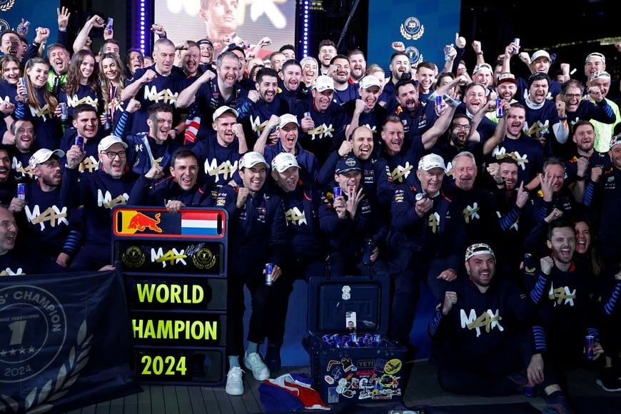 Formula One F1 - Las Vegas Grand Prix - Las Vegas Strip Circuit, Las Vegas, Nevada, United States - November 24, 2024
Red Bull's Max Verstappen celebrates with team after winning the 2024 F1 world championship title REUTERS/Evelyn Hockstein