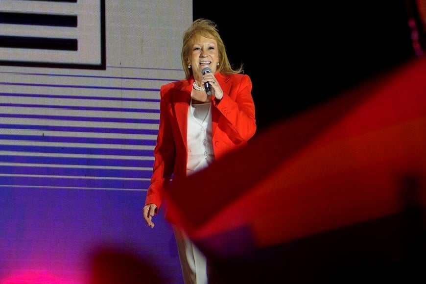 Uruguay's centre-left presidential candidate Yamandu Orsi's running mate Carolina Cosse speaks onstage in Montevideo, Uruguay November 24, 2024.  REUTERS/Andres Cuenca