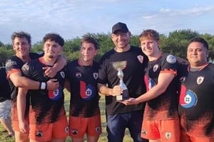 Cuerpo técnico y jugadores con el trofeo de campeones de 2024. Crédito: Darío Peralta.