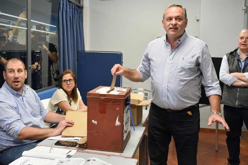 FILE PHOTO: Alvaro Delgado, presidential candidate of the ruling conservative coalition, casts his vote at a polling station, in Montevideo, Uruguay November 24, 2024. REUTERS/Martin Varela Umpierrez     TPX IMAGES OF THE DAY/File Photo