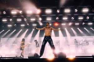 Wos en el final, al frente de su banda, celebrando el final del tour con el que presentaron un disco realizado en tiempos complejos. Foto: Gentileza Doguito Records