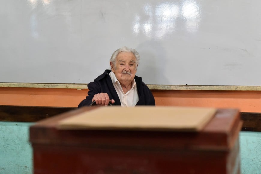 Uruguay's former President Jose Mujica sits on the day he casts his vote for a presidential election run-off between centre-left candidate Yamandu Orsi and the candidate of the ruling conservative coalition Alvaro Delgado, at a polling station, in Montevideo, Uruguay November 24, 2024. REUTERS/Martin Varela Umpierrez