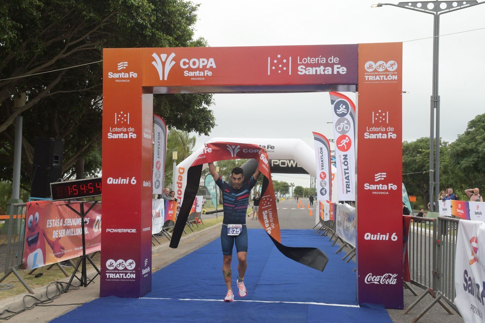 Hubo 190 participantes y tres largadas diferentes
¡Histórica primera edición de la Copa Santa Fe en Triatlón!
El epicentro fue en el Parador Santa Fe y los circuitos se realizaron en la Laguna Setúbal. El ciclismo se realizó en ambas costaneras, pasando por el icónico Puente Colgante.