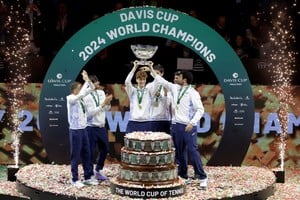 Tennis - Davis Cup Finals - Final - Italy v Netherlands - Palacio de Deportes Jose Maria Martin Carpena Arena, Malaga, Spain - November 24, 2024  
Italy's Jannik Sinner celebrates with the trophy after winning the Davis Cup Finals REUTERS/Jon Nazca