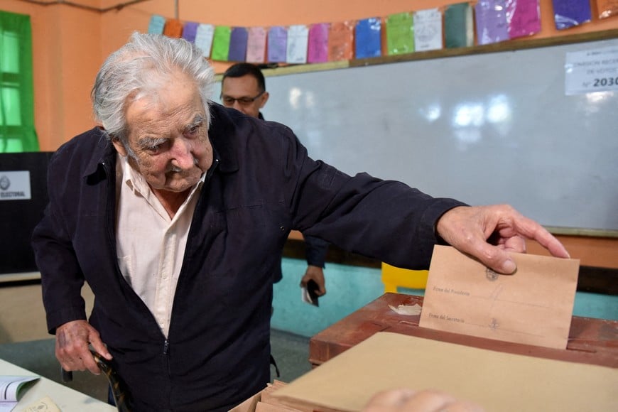 FILE PHOTO: Uruguay's former President Jose Mujica casts his vote for a presidential election run-off between centre-left candidate Yamandu Orsi and the candidate of the ruling conservative coalition Alvaro Delgado, at a polling station in Montevideo, Uruguay November 24, 2024. REUTERS/Martin Varela Umpierrez TPX IMAGES OF THE DAY/File Photo