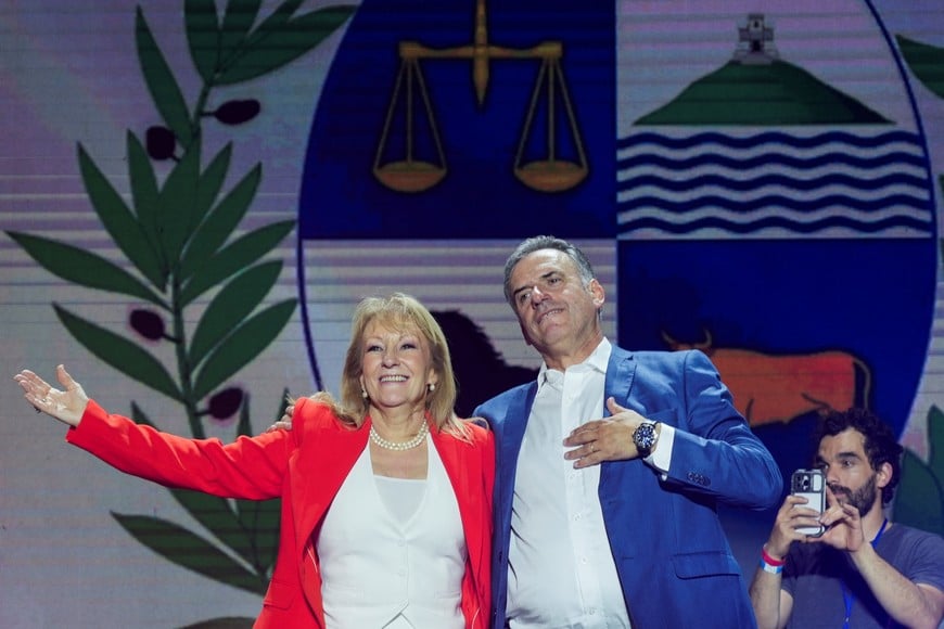 Presidential candidate, Yamandu Orsi and Carolina Cosse, react on stage following early results of the presidential election run-off between Orsi and the candidate of the ruling conservative coalition Alvaro Delgado, in Montevideo, Uruguay November 24, 2024. REUTERS/Mariana Greif