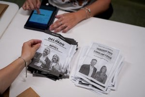 Electoral staff members scrutinize ballots in Uruguay's presidential election run-off between centre-left candidate Yamandu Orsi and ruling conservative coalition candidate Alvaro Delgado, in Montevideo, Uruguay November 24, 2024.  REUTERS/Andres Cuenca