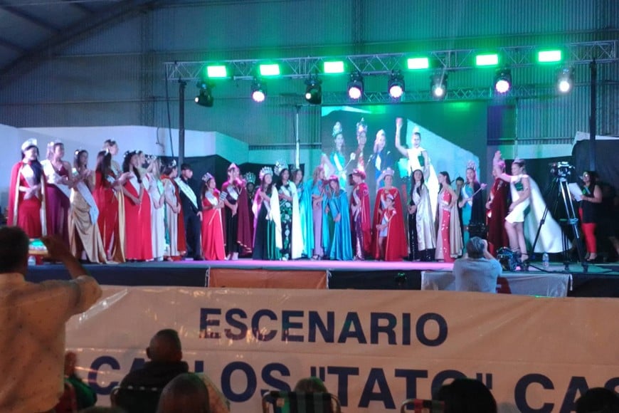 Gran cantidad de reinas, embajadoras y representantes visitantes, durante la festividad en Desvío Arijón.  Crédito Adela Cruzado.