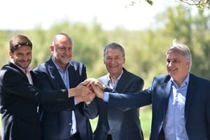 El gobernador Maximiliano Pullaro invitó a su antecesor Omar Perotti al acto en el que se oficializó la autorización nacional para el Acueducto Santa Fe-Córdoba. Su par Martín Llaryora hizo lo mismo con Juan Schiaretti La continuidad de una política de Estado sobre una obra biprovincial, que comenzó con sus primeros trabajos con esa imagen el 10 de octubre de 2023 durante sendas gestiones provinciales pasadas.