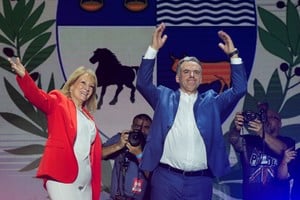 Presidential candidate, Yamandu Orsi and his running mate Carolina Cosse, react on stage following early results of the presidential election run-off between Orsi and the candidate of the ruling conservative coalition Alvaro Delgado, in Montevideo, Uruguay November 24, 2024. REUTERS/Mariana Greif