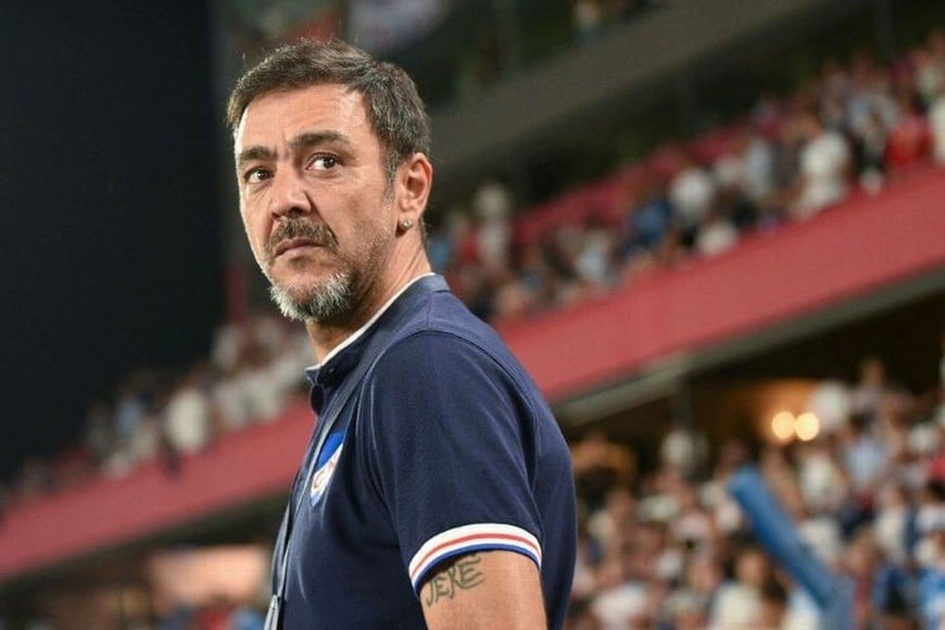 Alvaro Recoba, viene de dirigir en Nacional de Montevideo, gusta su perfil y creen en Colón que se adapta al proyecto futbolístico que se pretende.