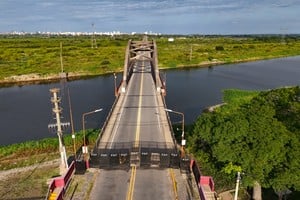 Vialidad Nacional finalizó las tareas de reparación de la calzada y colocó la placa de acero provisoria luego de haber concluido el desarme del puente Bailey y retiro de rampas. Crédito: Fernando Nicola