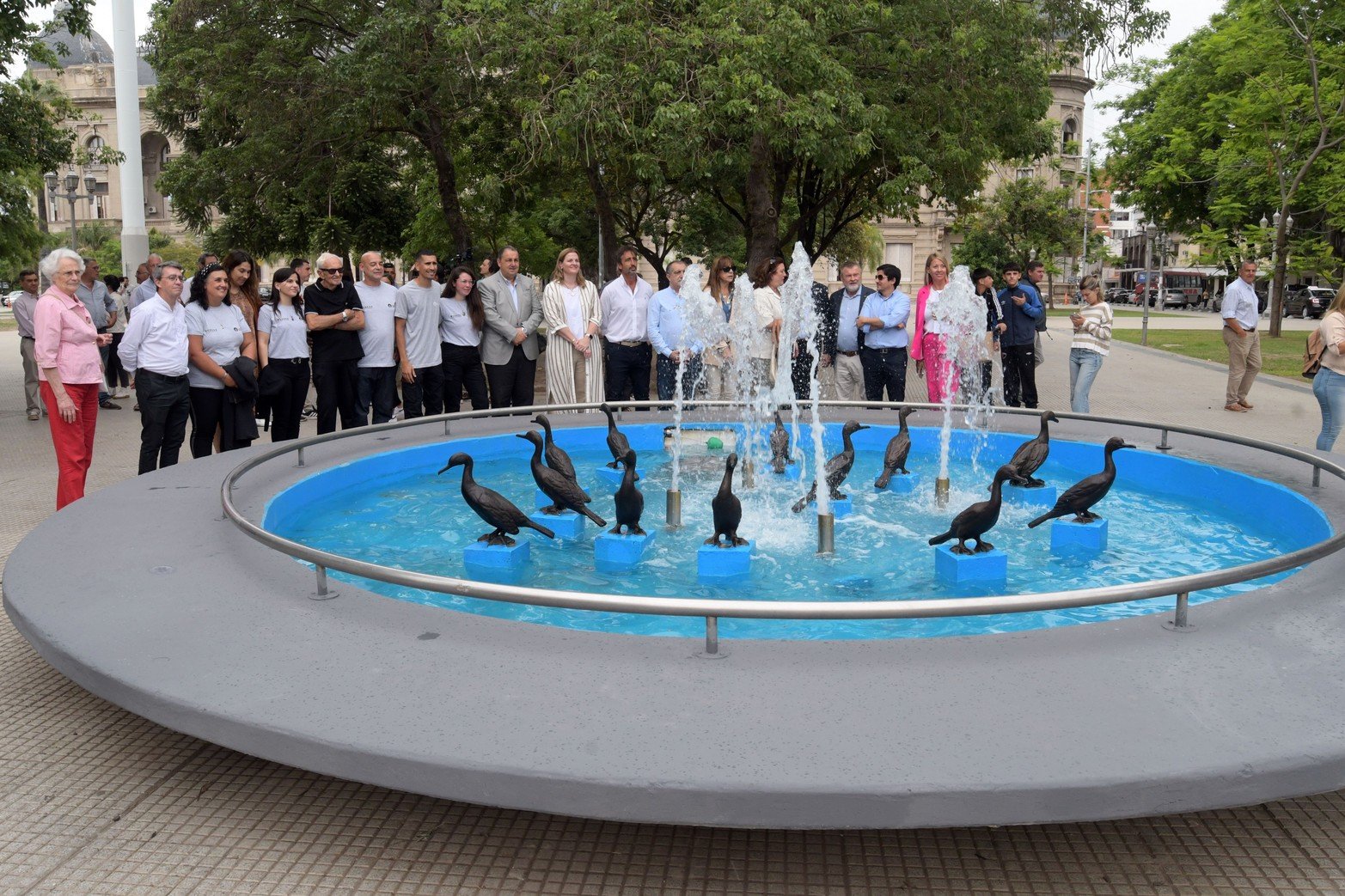 Doce réplicas
La fuente de los biguás vuelve a lucirse en la plaza 25 de Mayo de Santa Fe
Se inauguraron este martes las figuras que se confeccionaron en resina, un material sin valor comercial. Piden que se las cuide.