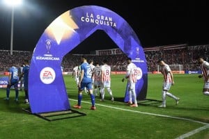 Se viene...se viene...La postal de Unión jugando en el 15 de Abril la Copa Conmebol Sudamericana en julio de 2022. Además de sumar una buena cantidad de puntos de cara a los famosos promedios, el equipo del "Kily" acaricia la vuelta a un torneo internacional para el año que viene.  Foto: Pablo Aguirre