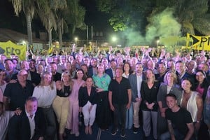 La presidenta en Santa Fe del Pro, vicegobernadora Gisela Scaglia, en el acto formal de asunción de su cargo partidario realizado en Santo Tomé. Entre otros invitados especiales extrapartidarios, estuvo el gobernador Maximiliano Pullaro.