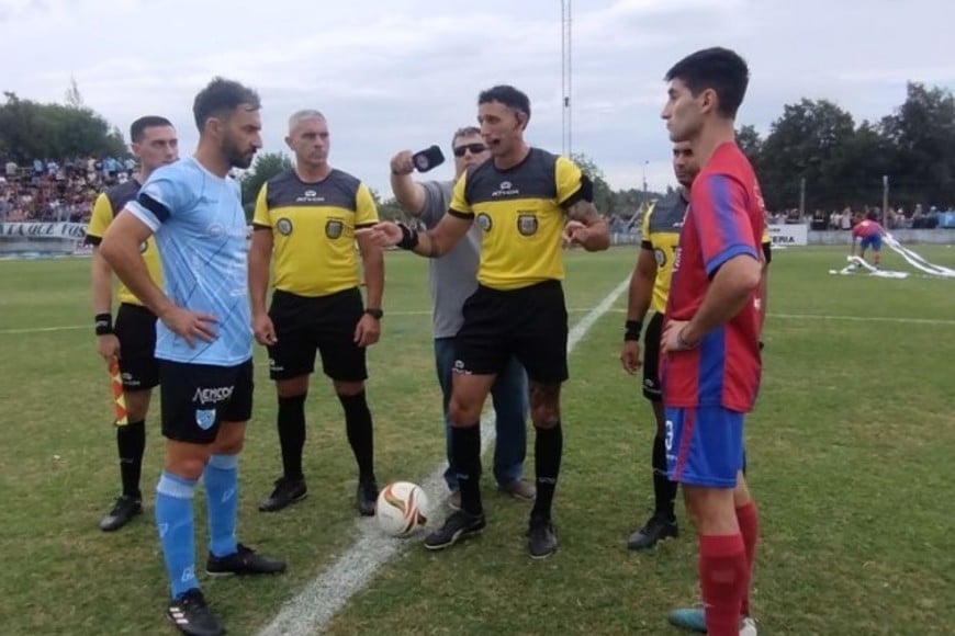 Capitanes, Scocco y Mathey, en el sorteo previo. Foto: Fabián Gallego.