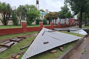 Se voló el techo de la Escuela 281, de San Genaro. Crédito: Prensa Leo Diana.