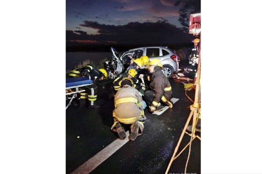 Personal de bomberos trabaja en el rescate de las personas que se movilizaban en el Citroën C3.