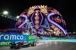 (241123) -- LAS VEGAS, 23 noviembre, 2024 (Xinhua) -- Imagen del 22 de noviembre de 2024 del piloto británico de la escudería Mercedes, George Russell, compitiendo durante la sesión de clasificación del Gran Premio de Estados Unidos de Fórmula Uno 2024 en el Circuito de Las Vegas, en Las Vegas, Estados Unidos. (Xinhua/Qian Jun) (oa) (da)