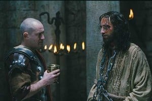 Momento del filme "La Pasión de Cristo", de Mel Gibson, en el que el prefecto romano Poncio Pilato (Hristo Shopov) interpela y cuestiona a Jesús de Nazaret (Jim Caviezel).  Recreación cinematográfica