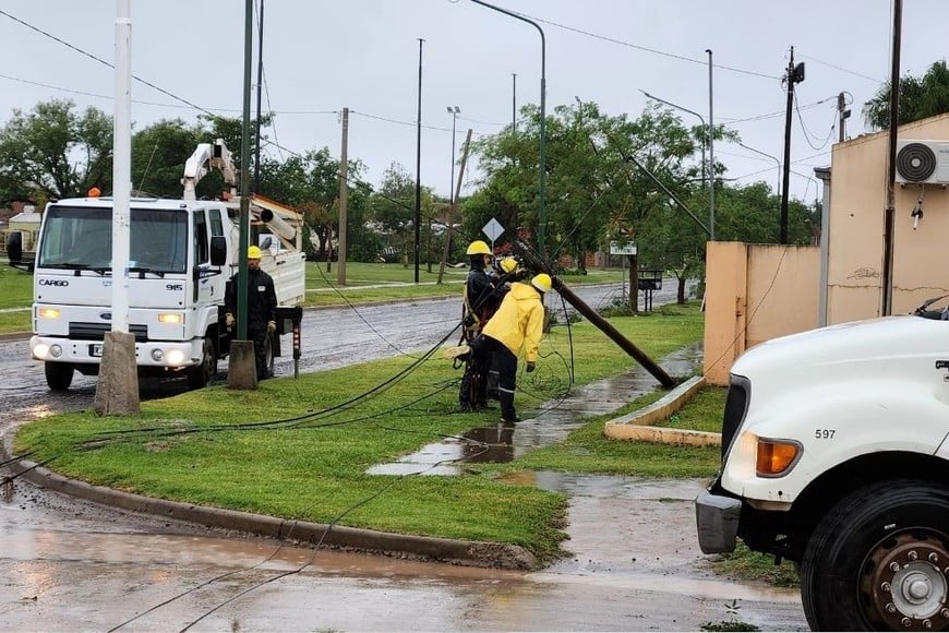 Debido a la falta de energía eléctrica en diversos puntos de la ciudad como consecuencia de los daños, se vio afectado también el suministro de agua.