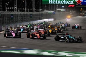 (241124) -- LAS VEGAS, 24 noviembre, 2024 (Xinhua) -- Imagen del 23 de noviembre de 2024 de pilotos arrancando durante la carrera del Gran Premio de Estados Unidos de Fórmula Uno 2024 en el Circuito de Las Vegas, en Las Vegas, Estados Unidos. (Xinhua/Song Haiyuan) (rtg) (da)