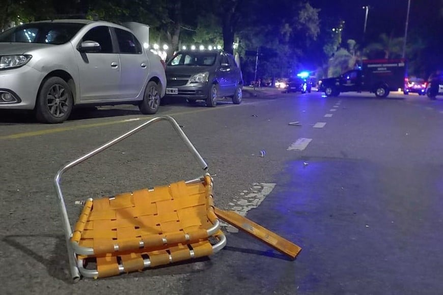 La imagen es desgarradora. Muestra el sillón que llevaba la familia después de ser embestida por un auto. Fallecieron dos personas.