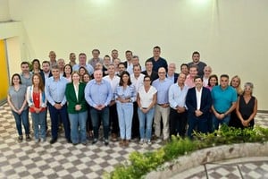 La foto del encuentro en el Pro de Rosario con los dirigentes de 10 partidos de la coalición oficialista. Foto: Unidos