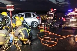 Personal de bomberos y del Sies 107 trabajaron con varias dotaciones en el lugar del siniestro vial.