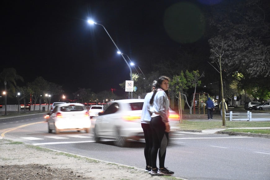 Hay familias que cruzan la Av. Alte. Brown para ir a disfrutar de la Costanera. A la par, muchos autos circulan a alta velocidad: la máxima permitida es de 50 km/hora.