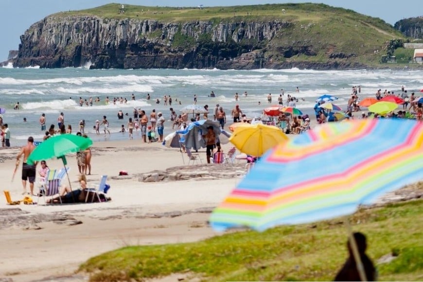 Mirando a Brasil. Con gran demanda de turistas locales para las próximas vacaciones, se espera el resultado de la campaña de vacunación que allí alcanzó a 3,5 millones de habitantes. En algunas regiones, el dengue es edémico.