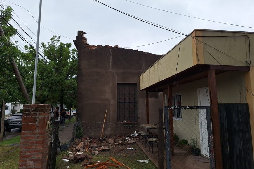 A esta casa literalmente el techo se le voló a varios metros y dañó en parte la mampostería. Crédito: Prensa Leo Diana.