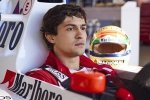 El actor Gabriel Leone en la piel del automovilista Senna. Foto: Netflix