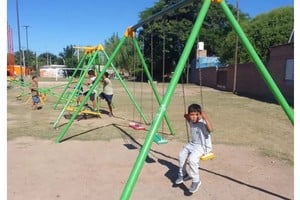 Fue toda una sorpresa: las hamacas aparecieron “como por arte de magia” y los chicos se enteraron al verlas, ahí colgadas.