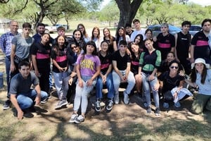 Todos los participantes de la actividad donde quedaron 28 algarrobos listos para comenzar a crecer en el Camping Comunal.