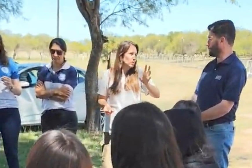 La charla dada durante la jornada de plantaciones, desde la escuela, el parque y la comuna, realizados hace unos días. Crédito: Cristian Góndolo.