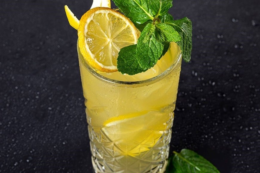 Una limonada con menta favorece la digestión y calma la ansiedad.