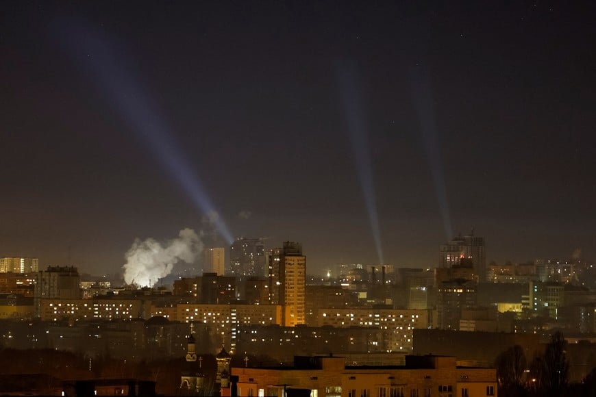 Ukrainian service personnel use searchlights as they search for drones in the sky over the city during a Russian drone strike, amid Russia's attack on Ukraine, in Kyiv, Ukraine November 24, 2024. REUTERS/Gleb Garanich