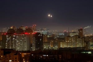 Explosions are seen in the sky over the city during a Russian drone strike, amid Russia's attack on Ukraine, in Kyiv, Ukraine November 25, 2024. REUTERS/Gleb Garanich     TPX IMAGES OF THE DAY