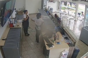 Video: Ambas vendedoras quedaron consternadas tras el hecho.