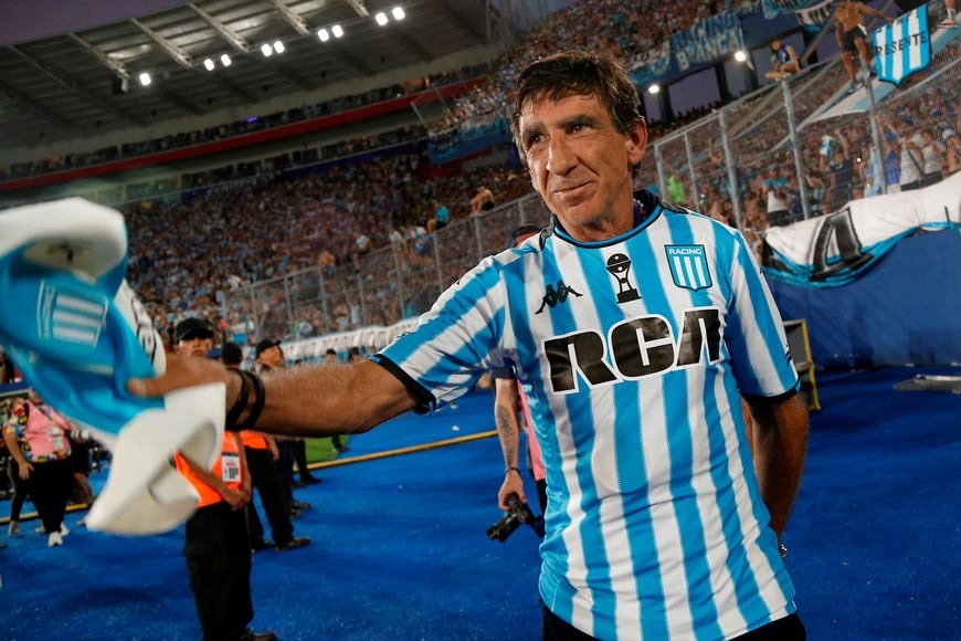 Soccer Football - Copa Sudamericana - Final - Racing Club v Cruzeiro - Estadio La Nueva Olla, Asuncion, Paraguay - November 23, 2024
Racing Club coach Gustavo Costas celebrates after winning the Copa Sudamericana REUTERS/Cesar Olmedo