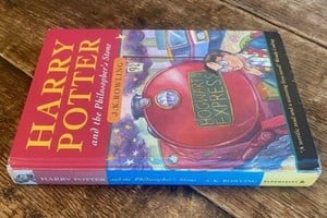 El libro es uno de los únicos 500 ejemplares de tapa dura publicados en la primera tirada de libros de Potter en 1997, según Hansons Auctioneers.