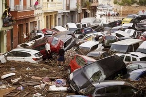 Parte importante de la región valenciana se vio afectada por el cuantioso volumen de agua precipitado en poquísimo tiempo, lo que hizo estragos en la ciudad de Valencia y su zona de influencia, causando más de doscientas muertes. Desde un principio generó gran impacto la increíble cantidad de vehículos arrastrados por las fuertes corrientes.