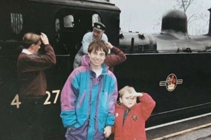 Una fotografía tomada en la década de 1990 de Christine McCulloch su entonces pequeño hijo, Adam, junto a un tren de vapor.