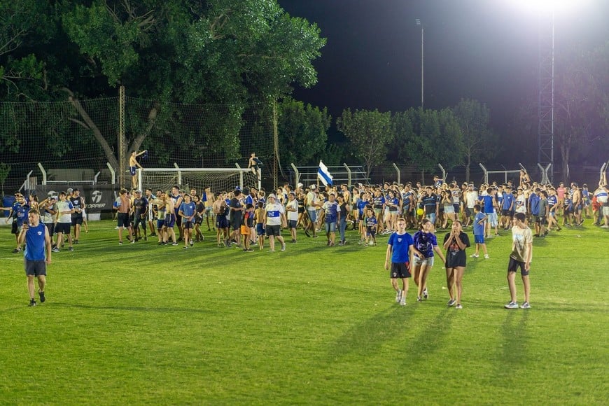 Ya de noche, la vuelta olímpica en el estadio "Fiesta Provincial del Trigo", luego de empatar en Maciel y festejar la séptima estrella. Crédito: Facebook de Sportivo Rivadavia.