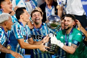 Soccer Football - Copa Sudamericana - Final - Racing Club v Cruzeiro - Estadio La Nueva Olla, Asuncion, Paraguay - November 23, 2024
Racing Club's Leonardo Sigali, Gabriel Arias and teammates celebrate with the trophy after winning the Copa Sudamericana REUTERS/Cesar Olmedo     TPX IMAGES OF THE DAY