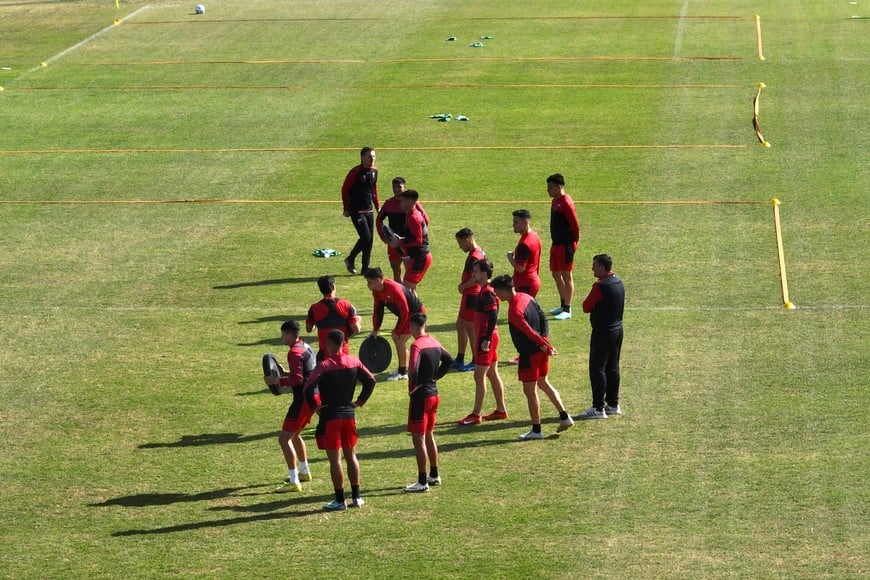 Al grupo le falta el DT. Mientras el plantel profesional sabalero sigue entrenando de la mano del cuerpo técnico de la casa, los dirigentes y el Director Deportivo arrancaron la búsqueda del nuevo DT. Por ahora, ni Alfredo Grelak ni el "Chino" Recoba. Crédito: Fernando Nicola