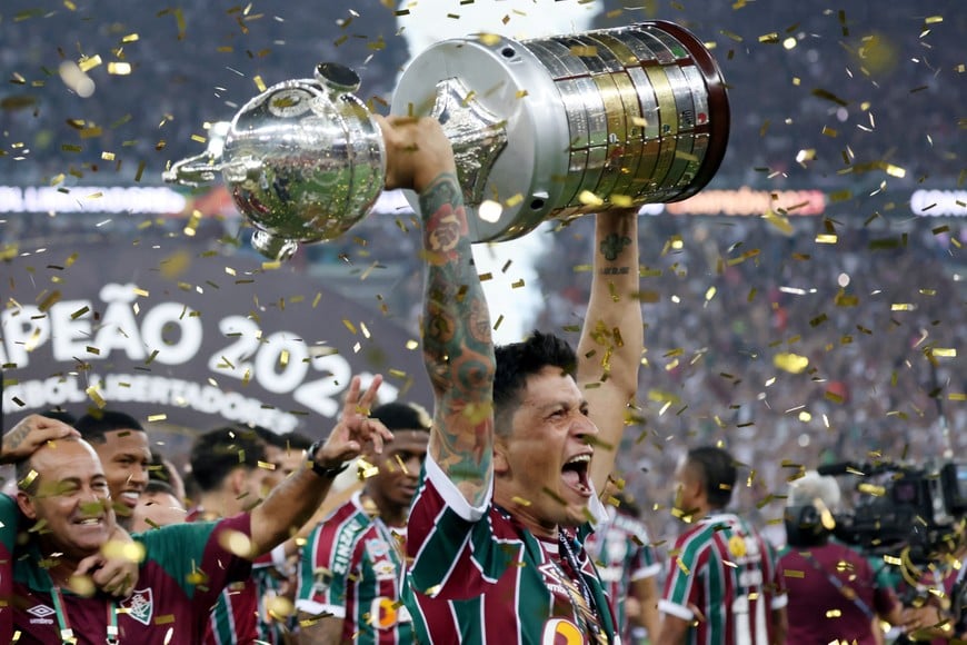 Soccer Football - Copa Libertadores - Final - Boca Juniors v Fluminense - Estadio Maracana, Rio de Janeiro, Brazil - November 4, 2023
Fluminense's German Cano celebrates with the trophy after winning the Copa Libertadores REUTERS/Sergio Moraes