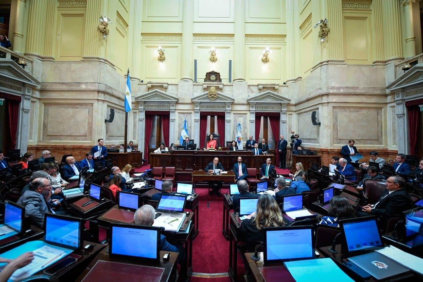 Senadores nacionales escuchaban y preguntaban a Francos sobre los lineamientos de la gestión Milei.